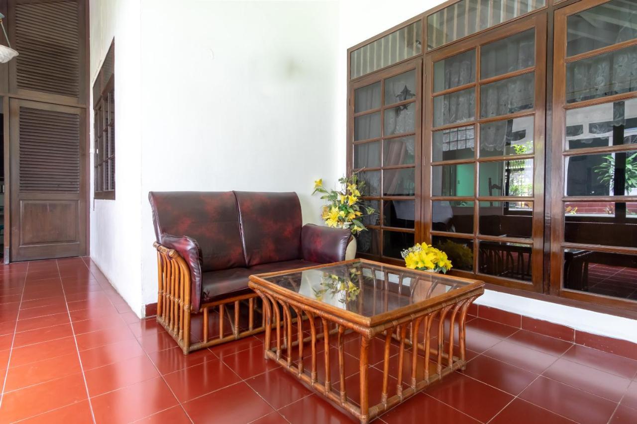 Hotel Oyo Living 2843 Raz House Syariah Medan Exterior foto