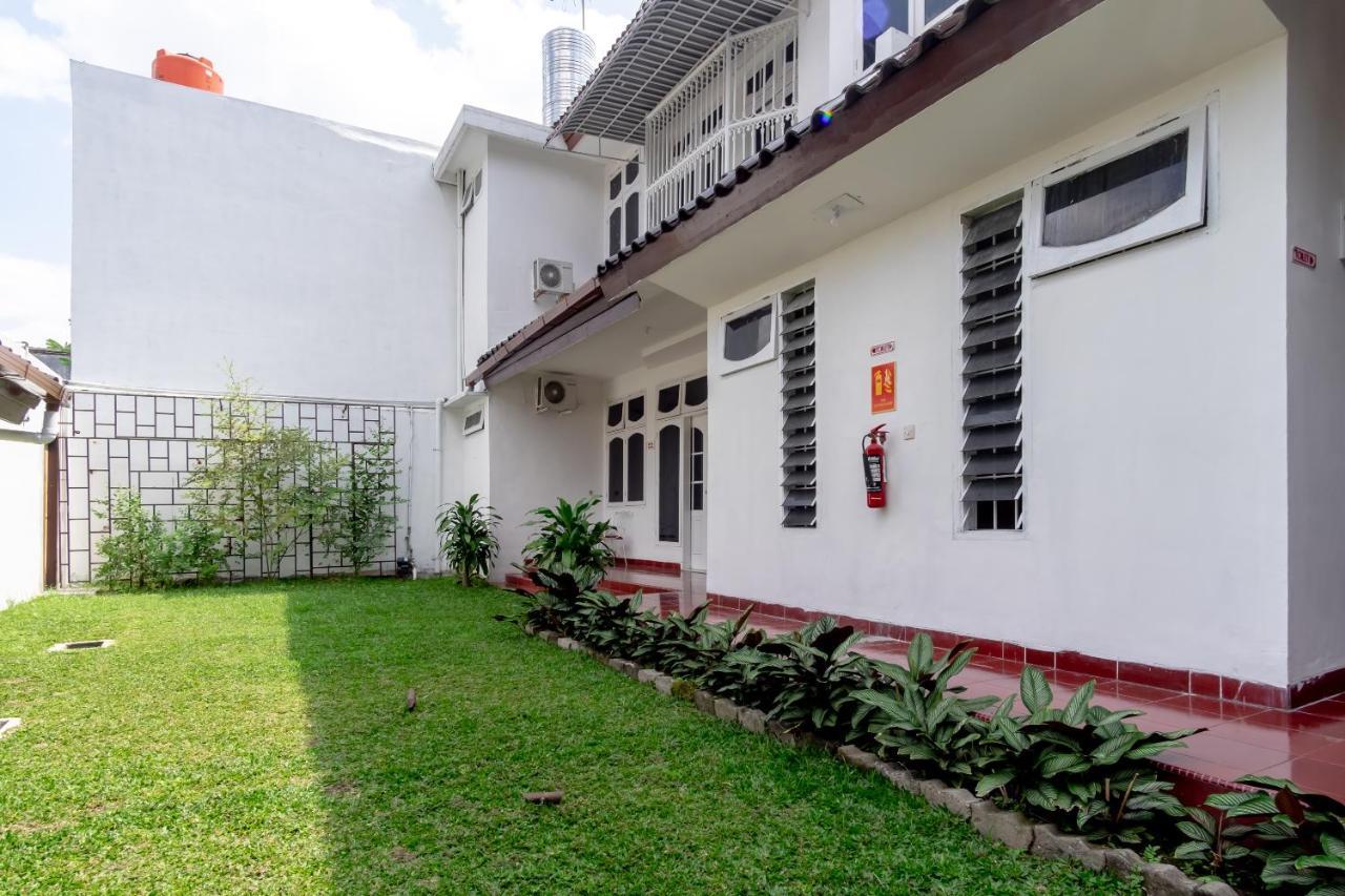 Hotel Oyo Living 2843 Raz House Syariah Medan Exterior foto