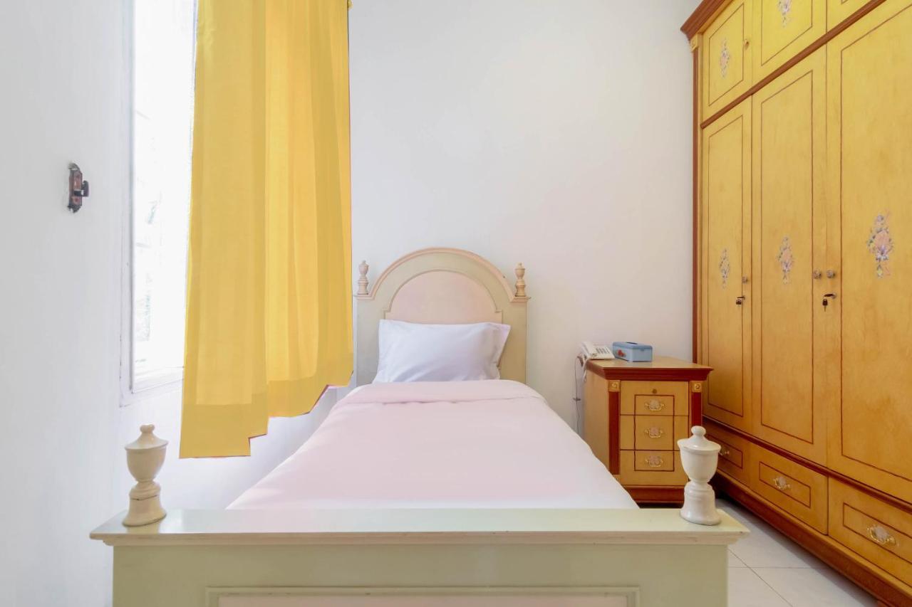 Hotel Oyo Living 2843 Raz House Syariah Medan Exterior foto