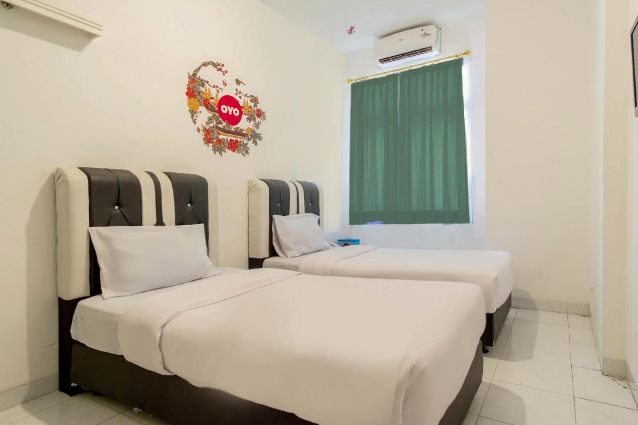 Hotel Oyo Living 2843 Raz House Syariah Medan Exterior foto