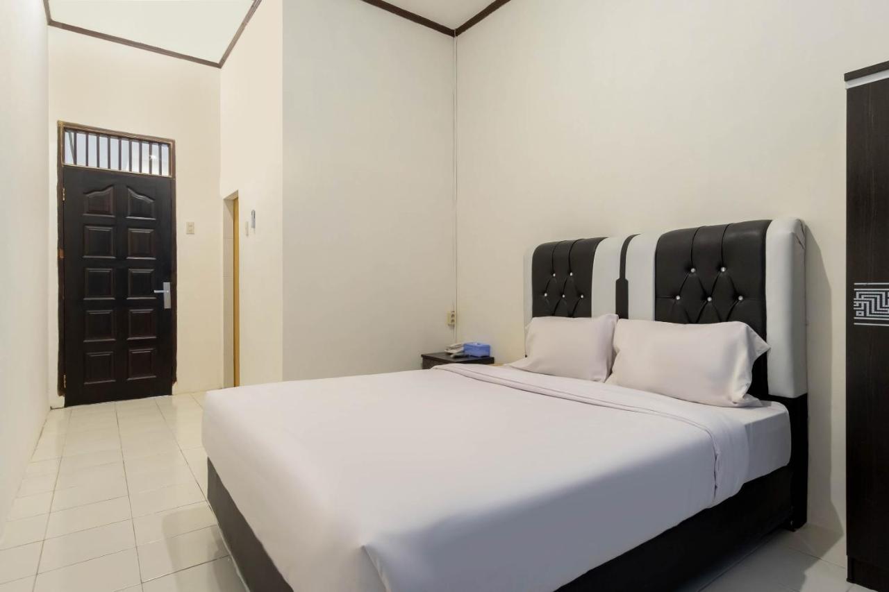 Hotel Oyo Living 2843 Raz House Syariah Medan Exterior foto