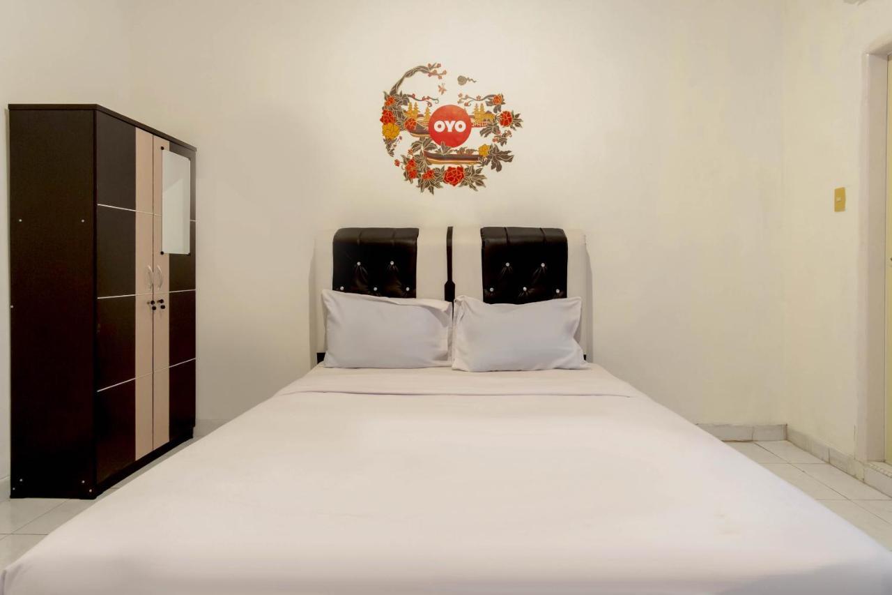 Hotel Oyo Living 2843 Raz House Syariah Medan Exterior foto